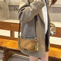 Braune Wildleder-Halbmondtasche mit Metallkette und buntem Perlenanhänger für Damen - Mit Anhänger / Khaki