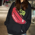 Rode geruite sportieve heuptas met wit logo en reflecterende rits gedragen door model - Rood
