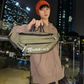 Olijfgroene ripstop crossbodytas met verstelbare riem en witte merkbelettering op de tas - Groen