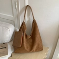 Vue détaillée d'un sac hobo marron vintage avec une petite pochette zippée assortie au côté - Marron
