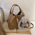 Bruine lederen bucket bag met zilveren sluiting en pluchen konijntje op een boek - Met Hanger / Khaki