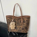 Vintage braune Paisley-Tragetasche mit Lederriemen und süßem Plüschbär-Anhänger - Mit Anhänger / Kaffeebraun