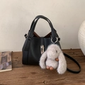 Zwarte litchi lederen bucket bag met een schattige pluche konijnenhanger - Met Hanger / Zwart