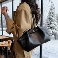 Elegante borsa tote nera grande in pelle plissettata con fibbia dorata decorativa - Nero