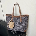 Vintage-Tote-Bag mit Paisley-Muster in Dunkelgrau und braunem Lederbesatz sowie Anhänger - Mit Anhänger / Blau
