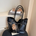 Grande borsa tote in pelle PU nera con ciondolo a forma di orsetto marrone e spalline - Nero con ciondolo
