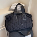 Grande borsa da viaggio in nylon trapuntato nero con tracolla e motivo a rombi - Nero
