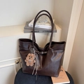 Borsa tote marrone scuro in ecopelle con ciondolo di peluche e fibbia decorativa - Caffè con Ciondolo