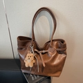 Grande borsa tote marrone scuro in pelle PU testurizzata con ciondolo a orsetto - Marrone con ciondolo