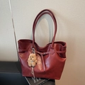 Grande borsa tote bordeaux in finta pelle martellata con un simpatico ciondolo peluche - Rosso Vino Con Pendente