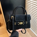 Bolso bandolera negro retro con cierre de corazón dorado y cuero sintético mate premium - Negro