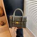 Bolso bandolera pequeño vintage verde oliva oscuro con cierre de corazón dorado - Verde