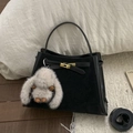 Schwarze Retro-Eimertasche aus Wildleder mit grauem Hasenanhänger und Schultergurt - Wildleder Schwarz Mit Anhänger