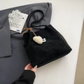 Borsa tote retrò in pelle scamosciata nera con ciondolo a cuore di peluche - Nero Con Pendente