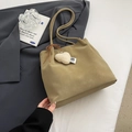Borsa tote kaki minimalista con ciondolo a cuore e spalline sottili ed eleganti - Verde con Ciondolo