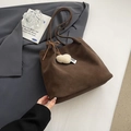 Borsa tote in camoscio marrone scuro con ciondolo a cuore su blazer grigio per pendolari - Marrone con Ciondolo