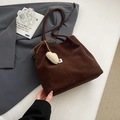 Borsa tote in finta pelle scamosciata marrone scuro con ciondolo a cuore in peluche - Caffè Con Pendente