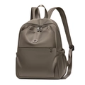 Vista laterale dettagliata dello zaino in nylon marrone con scomparti multipli - Cachi