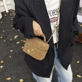 Borsa a scatola trapuntata beige con tracolla a catena e ciondolo fiore e ape oro - Marrone