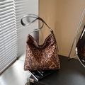 Große Hobo-Tasche mit Leopardenmuster, verstellbarem schwarzen Riemen und weichem Canvas - Braun