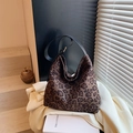 Schicke Hobo-Beuteltasche mit Leopardenmuster, schwarzem Lederriemen und Goldakzenten - Braun