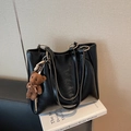 Minimalistische schwarze Shopper-Tasche aus glänzendem PU-Leder mit braunem Teddybär-Anhänger - Schwarz mit Anhänger