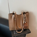 Braune Vintage-Einkaufstasche aus Kunstleder mit Bärenanhänger und goldenen Ringen - Khaki mit Anhänger