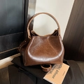 Secchiello retrò marrone scuro in ecopelle vintage con manico superiore e logo - Marrone