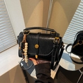 Borsa a tracolla in pelle cerata nera con dettagli dorati e ciondolo di perline - Nero