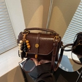 Borsa a tracolla quadrata marrone scuro in pelle cerata con perline di legno colorate - Marrone