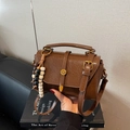 Piccola borsa quadrata marrone scuro retrò con finiture vintage e ciondolo di perline - Marrone