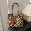 Dettaglio della borsa tote leopardata in peluche con manici intrecciati e ciondoli - Con Pendente / Marrone