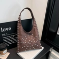 Dunkelbraune Wildleder-Tasche mit silbernen Nieten und modernem Vintage-Eimer-Design - Braun