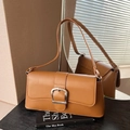 Borsa a spalla baguette in pelle marrone con fibbia argento e tracolla - Marrone