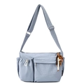 Dettaglio della borsa a tracolla in nylon azzurro con tasca frontale e nappina di perline - Blu con Pendente