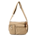 Dettaglio della borsa a tracolla in nylon kaki con multitasche e ciondolo in perline di legno - Cachi Con Pendente