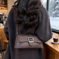 Borsa a tracolla baguette marrone scuro in ecopelle con fibbia metallica argento inverno - Marrone
