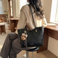 Borsa tote grande in pelle cerata nera con ciondolo a forma di orsetto per pendolari - Con Ciondolo / Nero