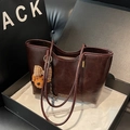 Borsa tote in pelle cerata marrone cioccolato con ciondolo a orsetto e logo metallico - Con Ciondolo / Marrone