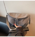Detalle de bandolera de pana gris con doble cremallera y tiradores de cordón tejido - Gris