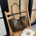 Borsa tote grande in pelle marrone scuro con ciondolo a orsetto su sedia - Con Ciondolo / Marrone