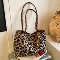 Borsa tote leopardata in peluche con manici in pelle intrecciata e pompon decorativo - Con Pendente / Cachi