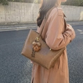 Borsa tote marrone vintage in pelle cerata con ciondolo a orsetto per il pendolarismo - Con Ciondolo / Cachi