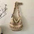 Dettaglio della borsa hobo in peluche a righe colorate con trama soffice e tracolla a pieghe - Righe gialle e rosa