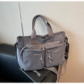 Dettaglio della borsa a mano in velluto a coste grigio-blu con due tasche frontali - Grigio