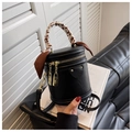 Details der schwarzen Zylindertasche mit Leopard-Schal-Griff und goldenen Elementen - Schwarz