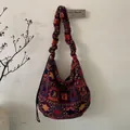 Dettaglio borsa hobo in peluche boho con motivi geometrici vivaci e manico arricciato - Esagramma