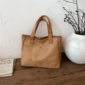 Bolso tote grande de ante en color camello con parche de logo minimalista grabado - Marrón