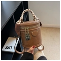 Detail der braunen Vintage-Zylindertasche mit Seidenschal-Griff und goldenem Reißverschluss - Braun