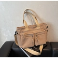 Détail d'un sac cabas en velours côtelé avec poches zippées et poignées tissées - Khaki